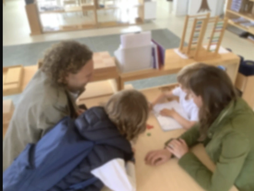 Alumnes preparant un dinar liderat per estudiants a la cuina
