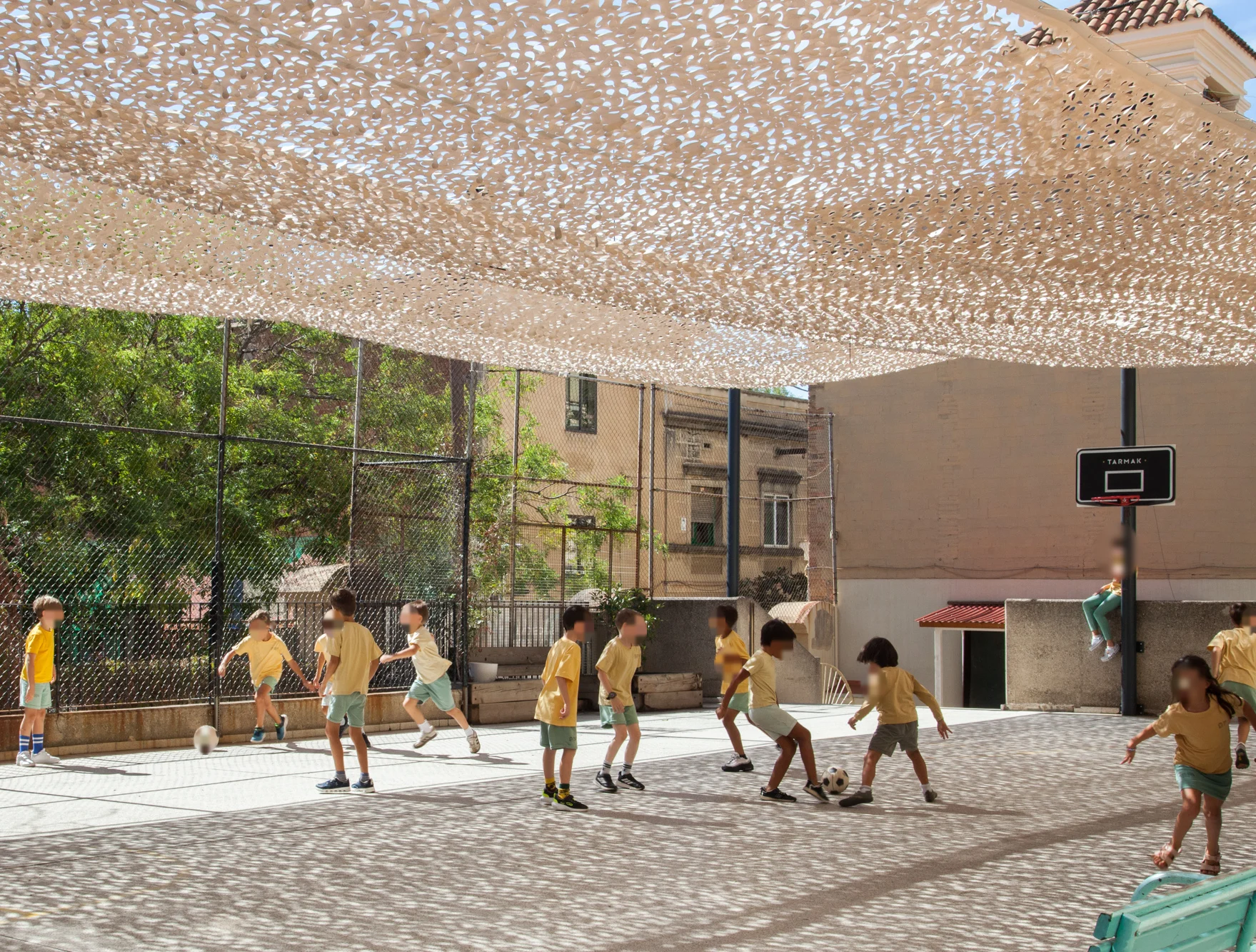 Niños en el patio-jardín sombreado de Barcelona Montessori School