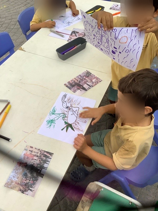 Niños y niñas dibujando las imágenes de la Fiesta Mayor que han elegido