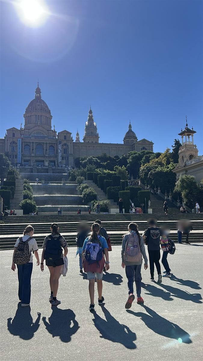 Saja students on their class trip to Montjuïc