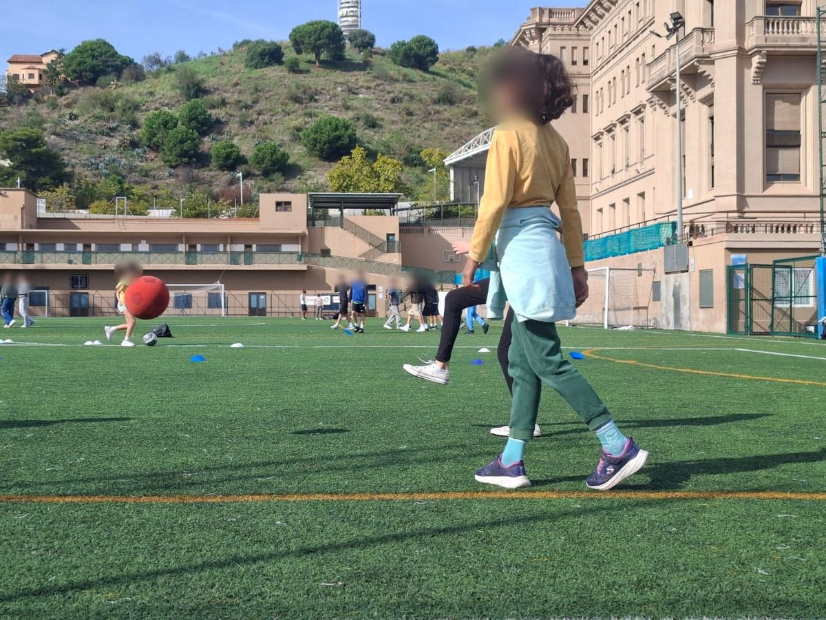 Upper Primary children playing with a ball at Escola Pia Sarrià