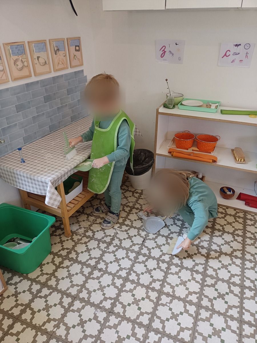 Infants de Sacharoff treballant junts a l'aula